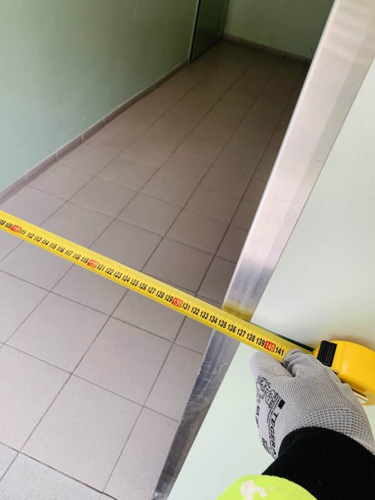 Esteettömyysasiantuntija työssään